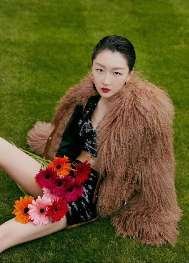 周冬雨穿黑色裤子走路带风,周冬雨在伦敦出席活动