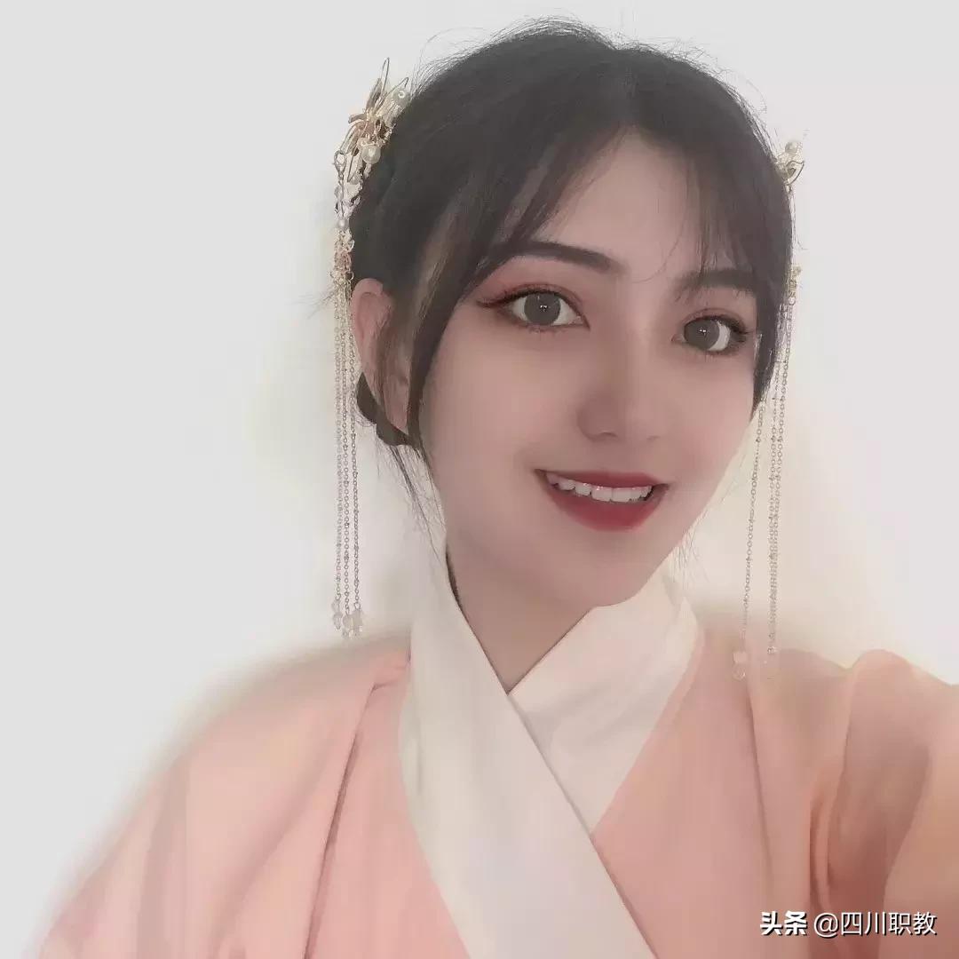 空姐登上成都世警会，西航版“迪丽热巴”颜值爆表