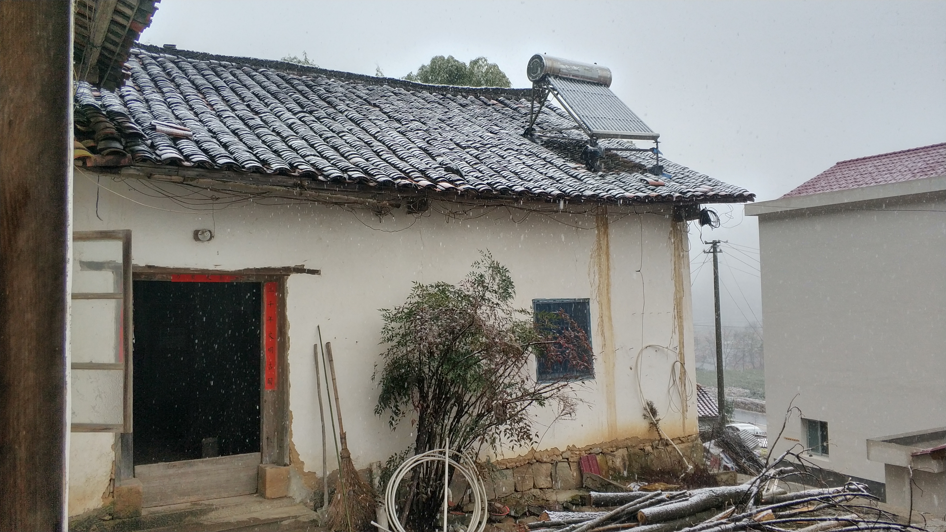 太阳能热水器和电热水器哪个省电,农村用电热水器还是太阳能热水器