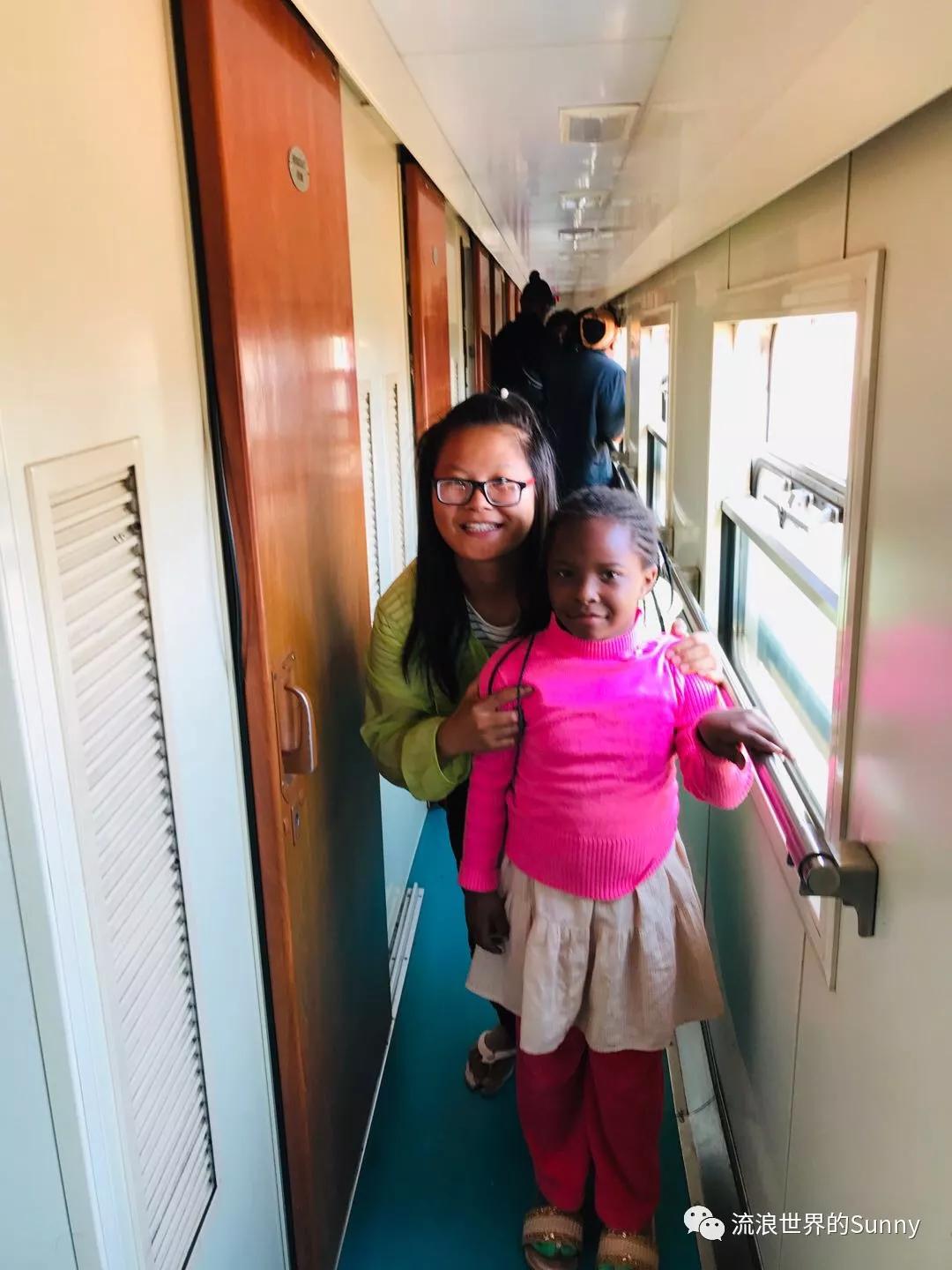 流浪非洲，乘坐中国援建火车去赞比亚，满满的亲切