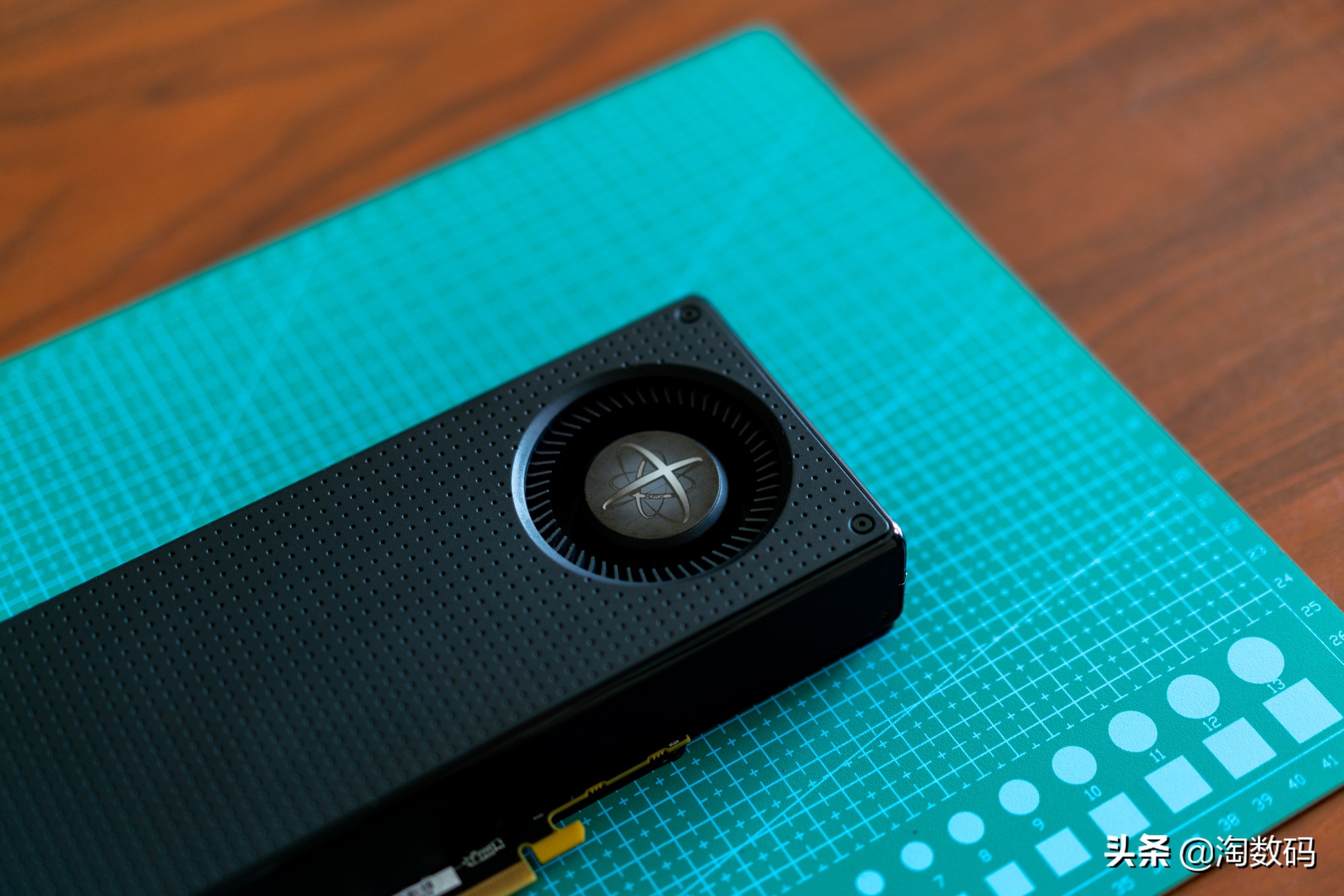 89°C警告：高温燥热一脉相承的AMD涡*公轮**版RX4808GB显示卡