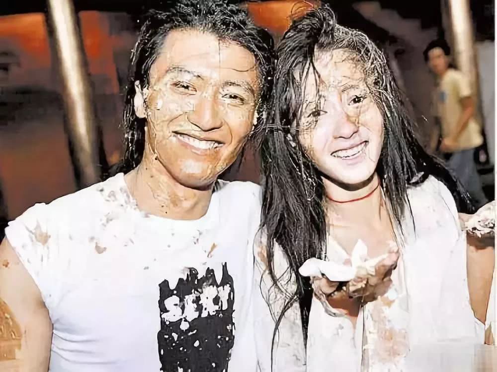 张柏芝飞机上与陈冠希合影后采访,张柏芝陈冠希机场相遇是真的吗