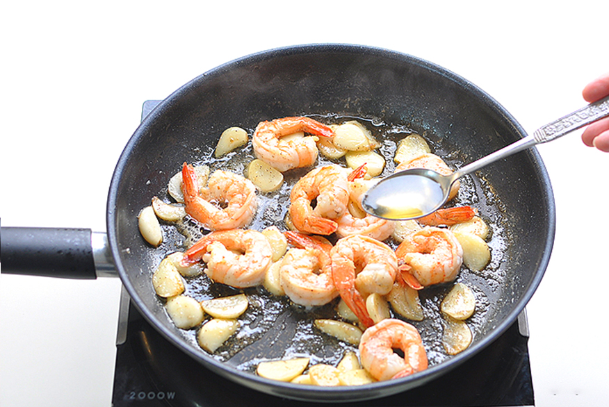 生吃冰冻虾怎么做简单又好吃,冷冻虾怎么煮好吃又简单