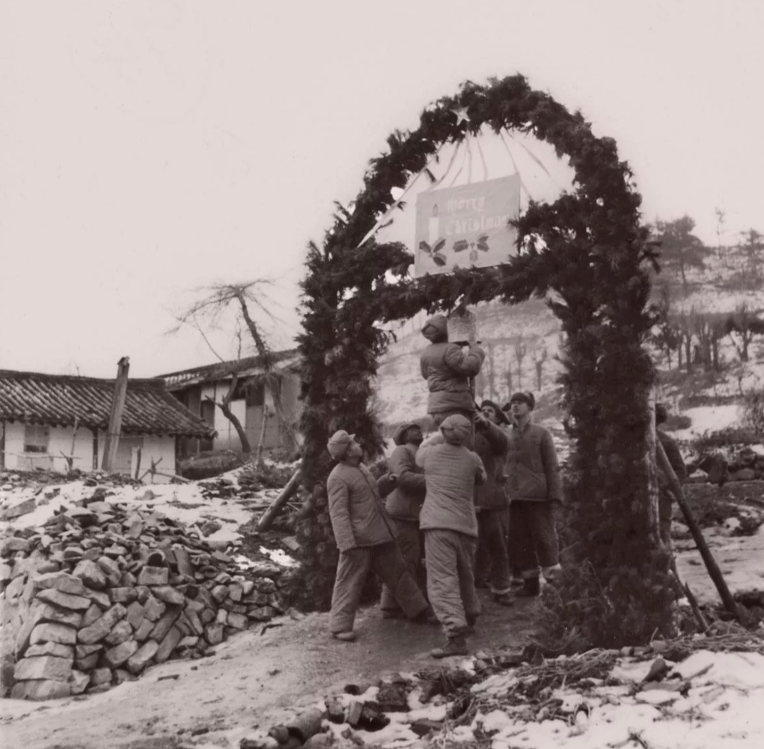 志愿军管理的战俘营，为土耳其战俘购买活鱼，美军战俘每人一只鸡