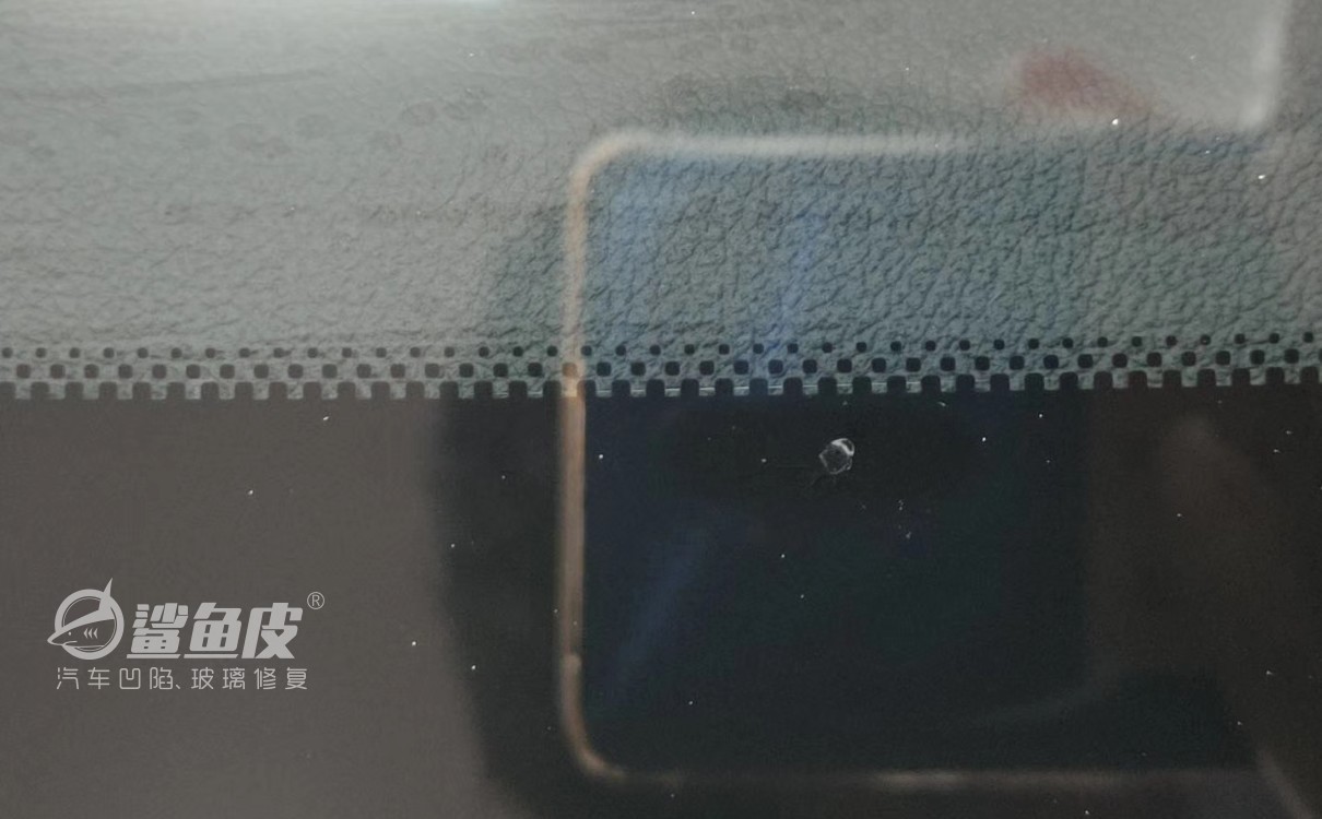 车前玻璃被小石头砸裂怎样修复,天幕玻璃裂了建议换还是修复