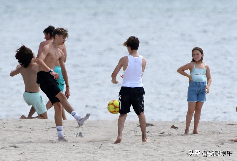又胖了？小七沙滩踢足球比17岁哥哥腿还粗，太胖跑不动被球砸脸