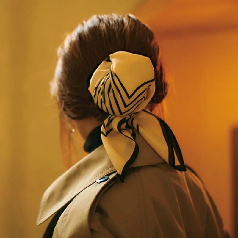 一条方丝巾怎么穿出时尚,素色丝巾的系法大全简单又好看