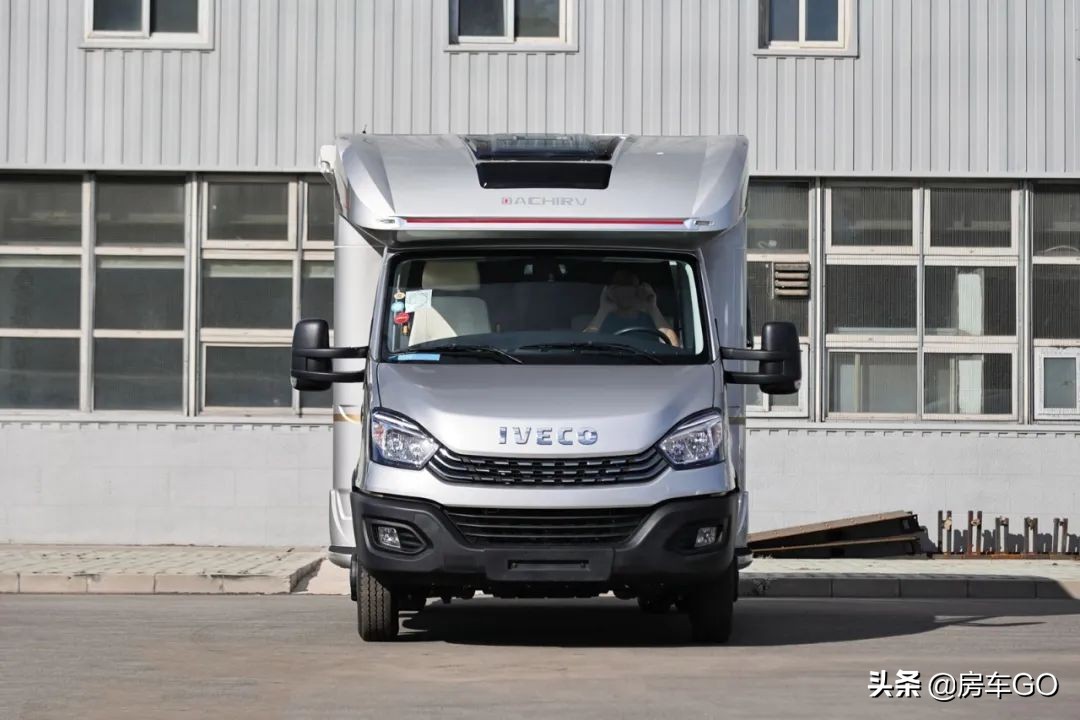 这台房车有5种充电方式，车内电器语音控制，卫生间也是干湿分离