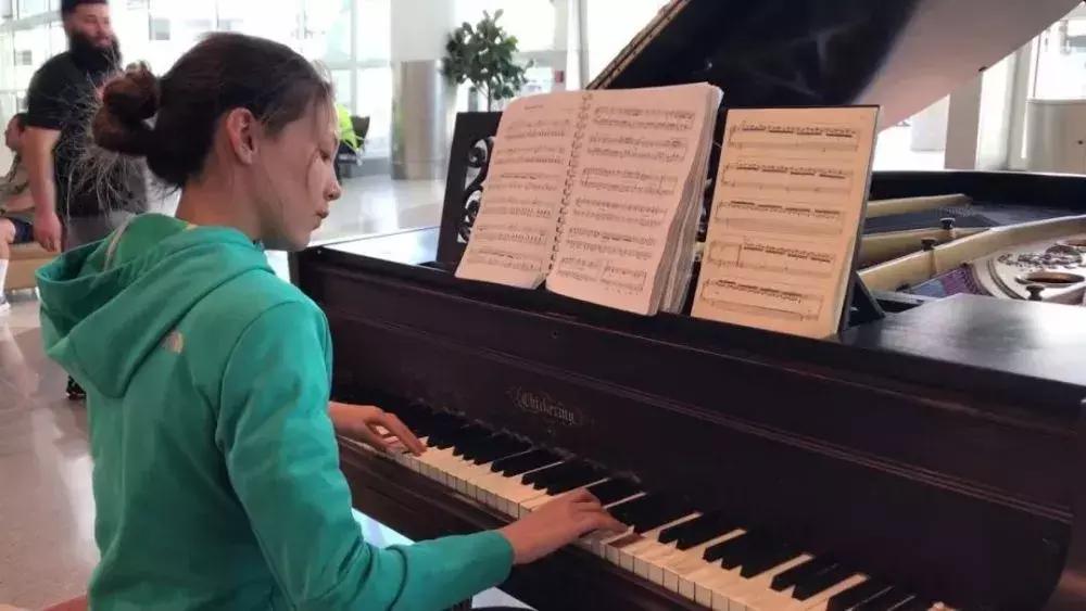 16岁混血少女为中国夺冠,15岁混血美籍女孩