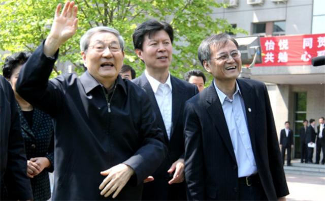 走近*镕基朱**及其家人：妻子劳安很“可爱”