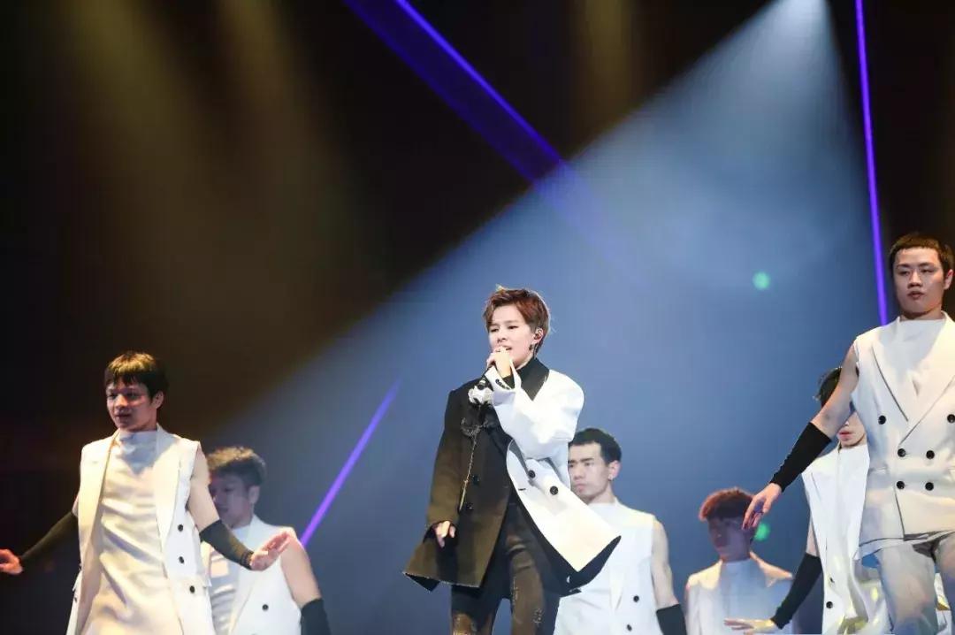 火箭少女炸裂舞台,火箭少女出道夜首秀