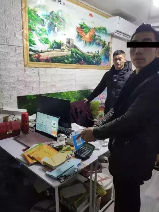 情侣微商卖箱包，几个月便购置奔驰别墅，却被刑拘了……