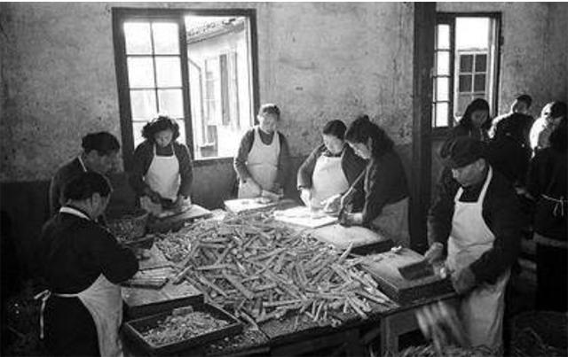 援朝期间黑商贩无孔不入：假药、劣质军鞋、腌菜掺沙子、肉汤罐头