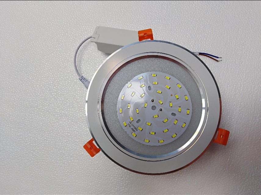 打工卖灯,卖灯人家里灯都是坏的都不想修