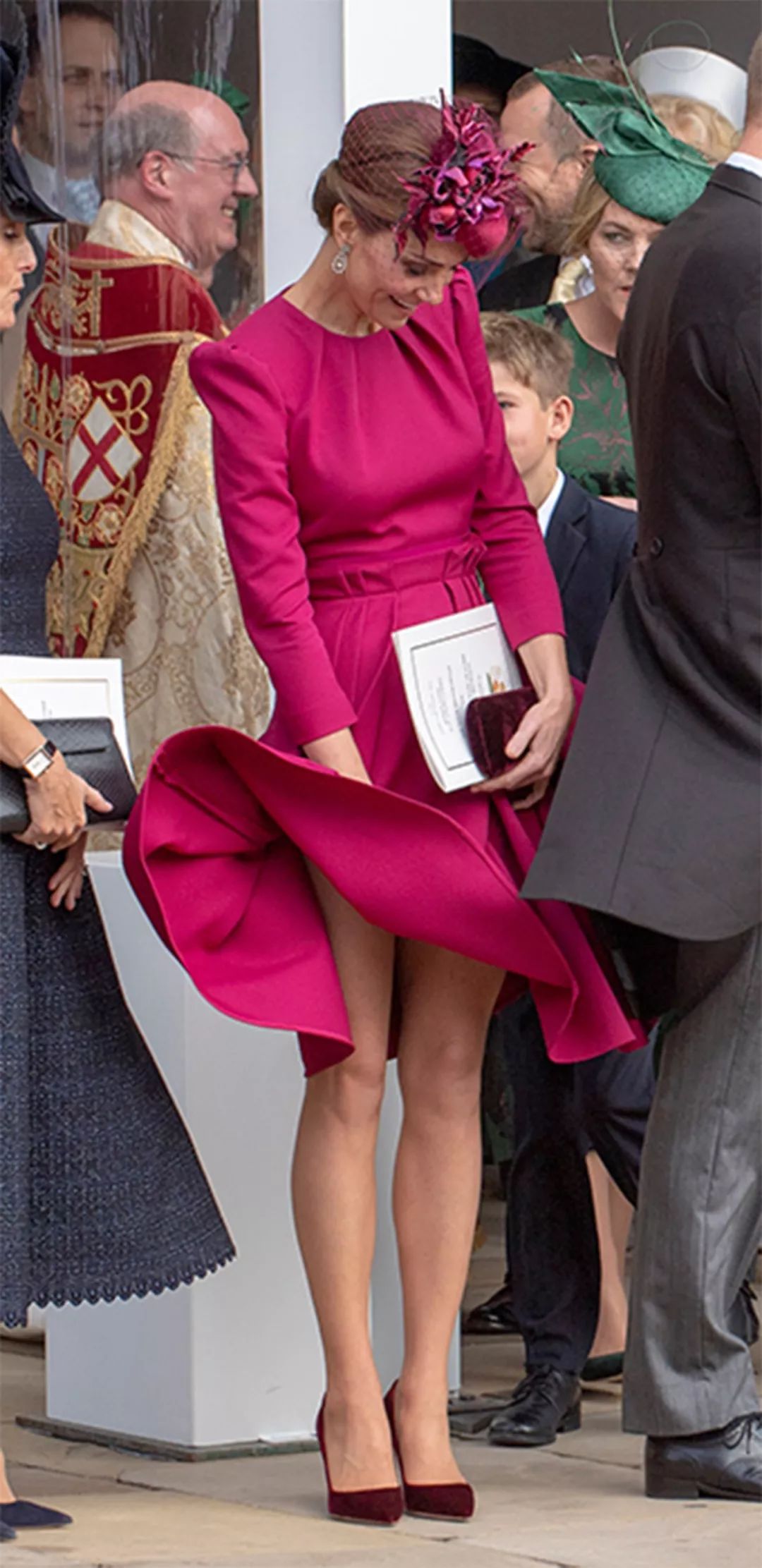 凯特王妃不小心鞋跟掉到排水道口,凯特王妃被踢