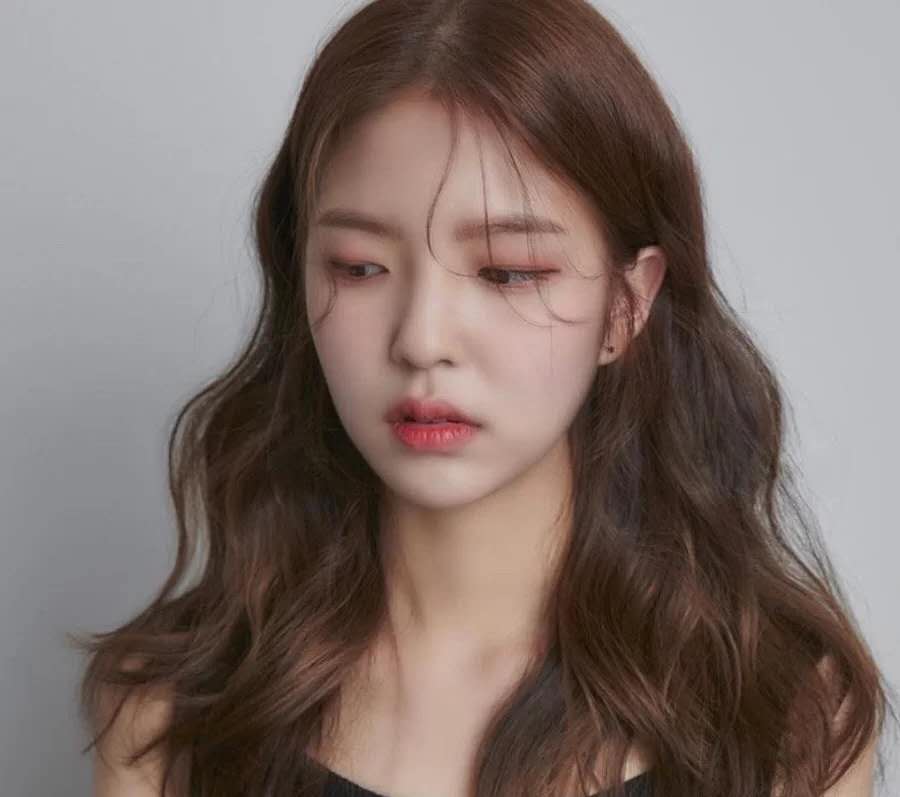 长脸自来卷适合什么好打理的发型,头发微卷脸型宽适合什么发型