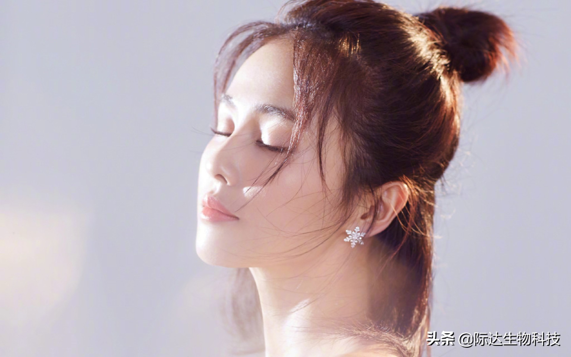 叮咚！你的眼部肌肤已欠费！再不护理，将影响正常使用…