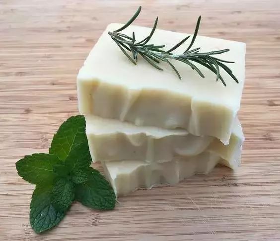 衣服粘了毛絮快速清除,洗衣机洗出来的衣服粘毛怎么办