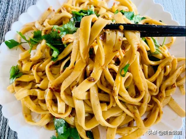 制作手擀面有诀窍，记住“3放1揉2煮面”，面条耐煮，口感筋道