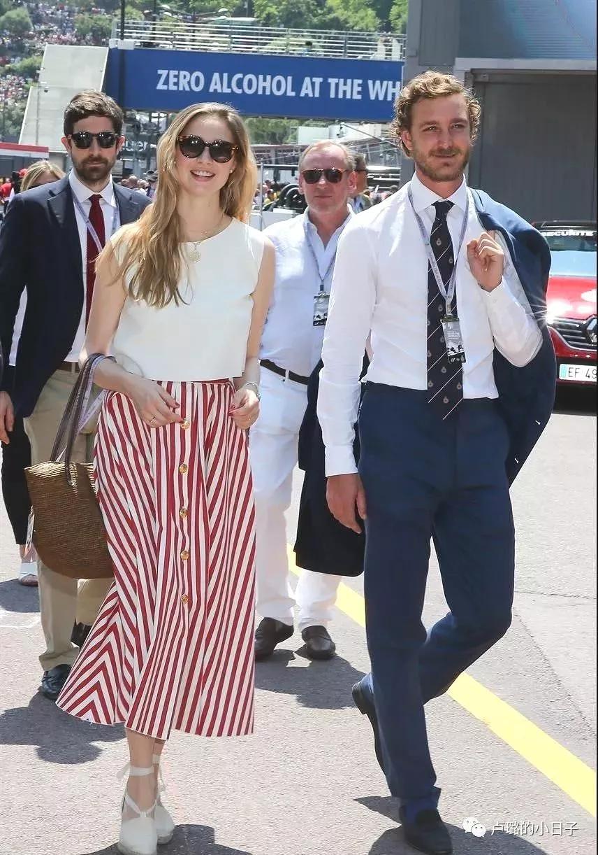 摩纳哥王妃终于精心打扮,摩纳哥最美王妃穿衣搭配