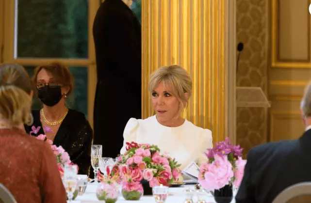 布里吉特穿大衣,布里吉特穿黑白配