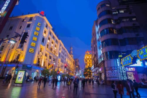 “2元闪店”空降南京路步行街，开街20周年购物狂欢夜玩出科技感