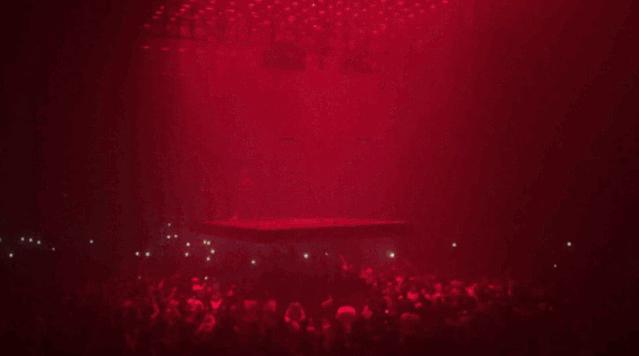 新媒体时代的沉浸式舞台设计,极简主义舞台设计