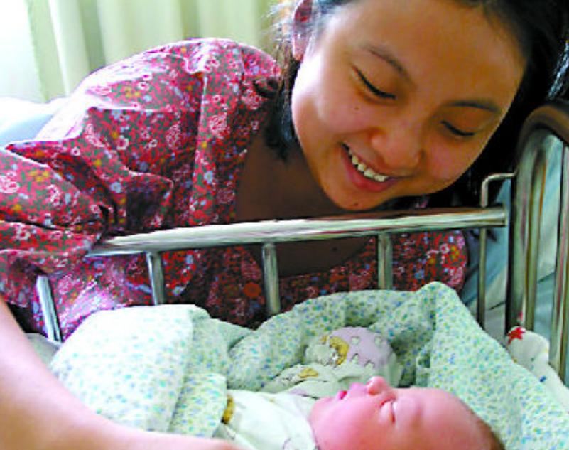 刚生完孩子产妇尿急，说完症状后，医生：立马准备手术