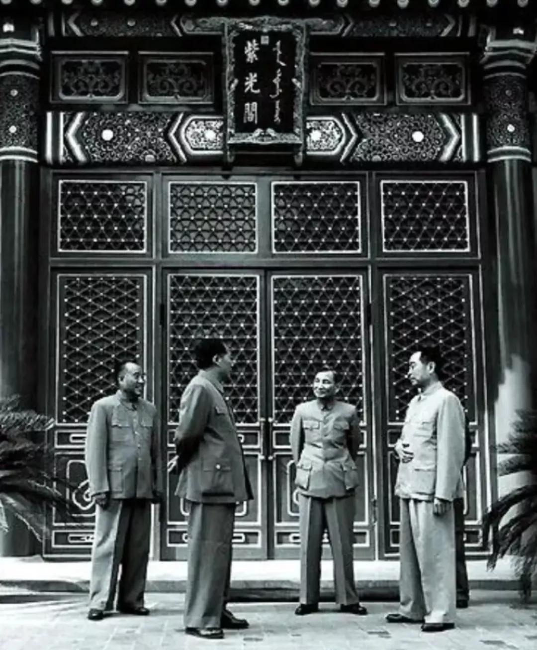 1949年，是谁提议将中南海，作为*党**中央办公地点的？