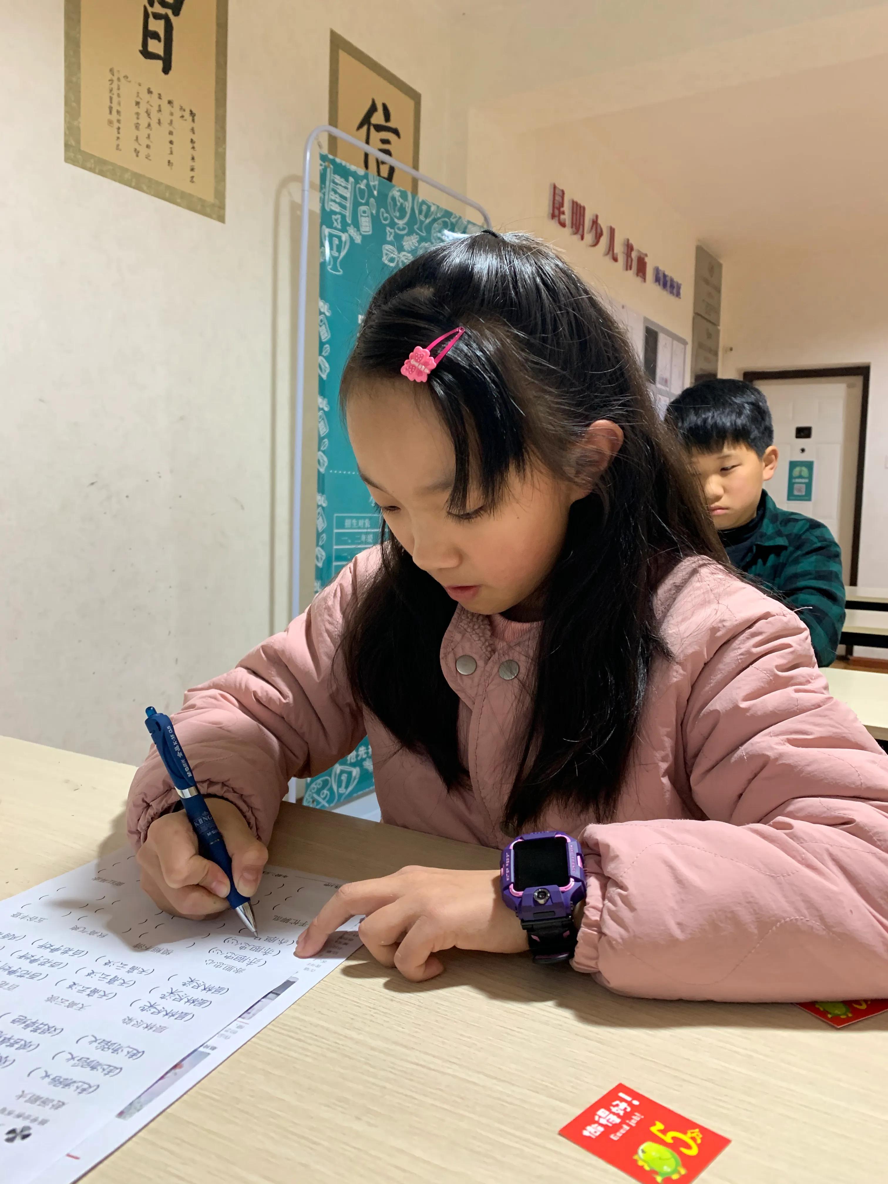 一年级学生书写正确坐姿,小学生写字坐姿正确姿势