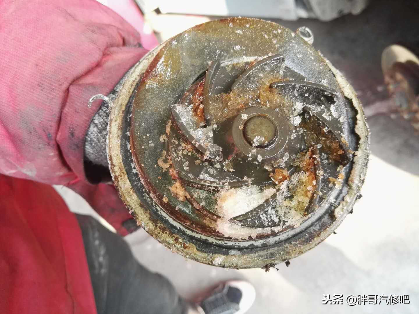 水泵结冰,水泵冻裂导致防冻液进入发动机里