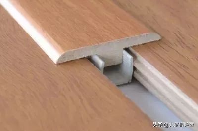 发泡胶打在地板下面地板起鼓,地板上面铺的木地板鼓了怎么处理