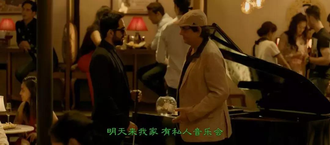 装瞎误闯凶案现场，憋尿看完怒打五星