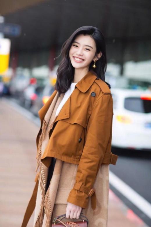 她曾18岁走秀不慎掉落泳裤：坚持走完，如今成央视美女主持人