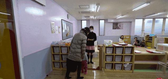 小孩在学校里打架老师不管,日本小朋友在学校打架