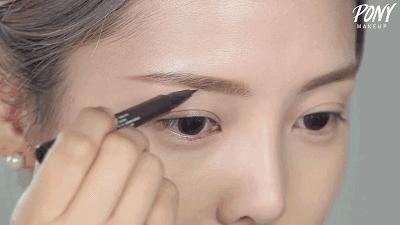 因为眉毛没画好想哭的，应该不只杨超越吧？