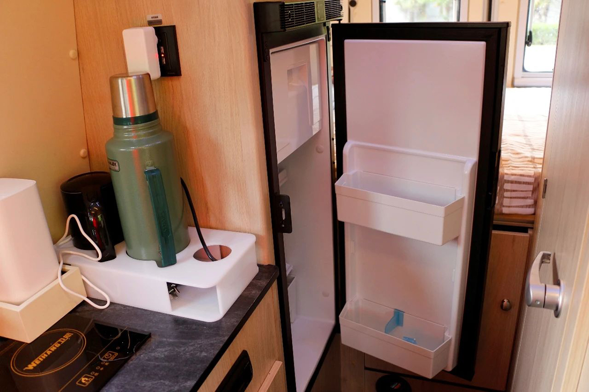 卫航定制版b型房车,卫航房车最新款大通v90后双轮b型