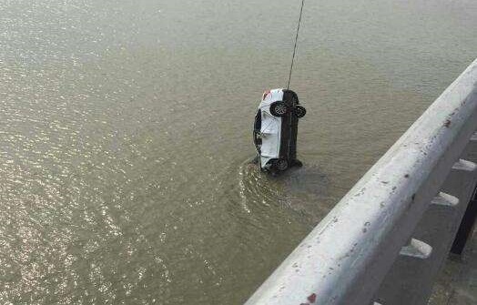 汽车不小心坠河怎么办,汽车不小心滑路怎么办