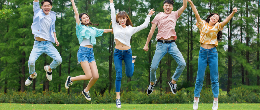 四胞胎姐妹一起上大学,四胞胎一天从同一所大学毕业