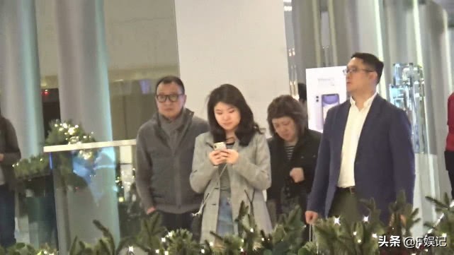 一家四口逛街陪女儿买手表71岁许绍雄忙着不停按手机