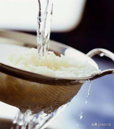 衣服霉味太重怎么消除妙招,洗衣机洗出来的衣服有霉味怎么办