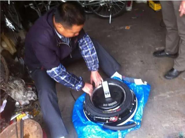 电动车爆胎如何救急,电瓶车爆胎自救