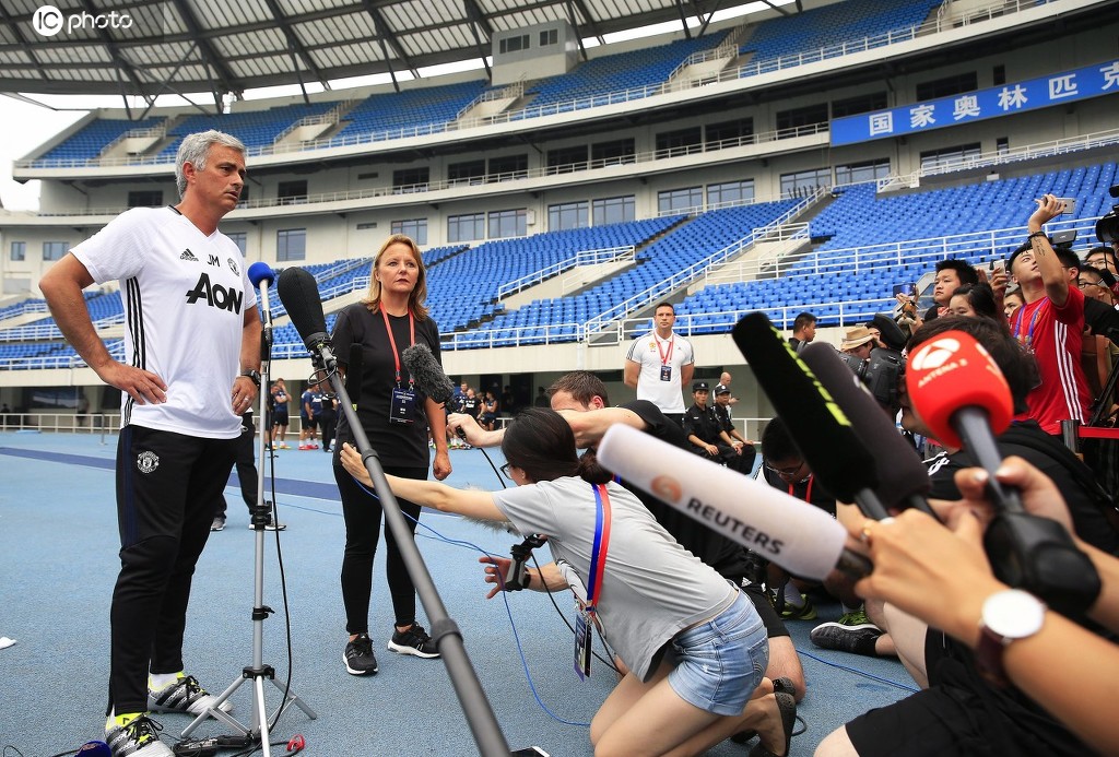 哪些情况终止足球比赛,足球比赛因为意外情况延期怎么办