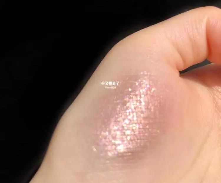 佟丽娅将任春晚主持，却被质疑稳输董卿？但在妆容上她确实赢了..