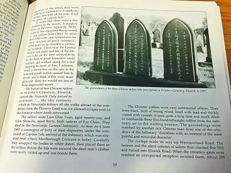英国人看北洋水师墓上的舰船照片,英国北洋水师墓前放福建舰照片