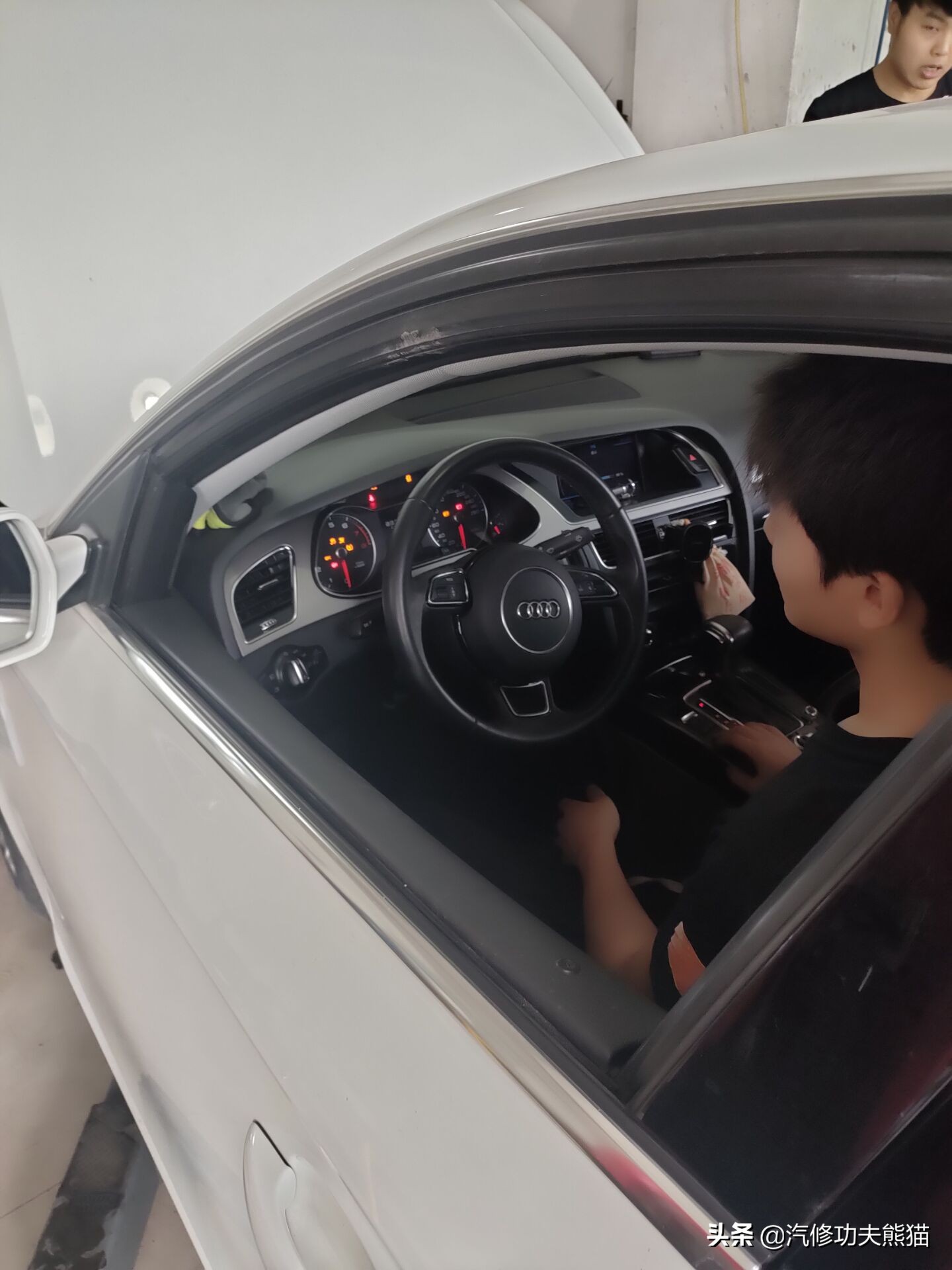 2013款奥迪a4l烧机油怎么解决,奥迪a4l突然全车无电是什么原因