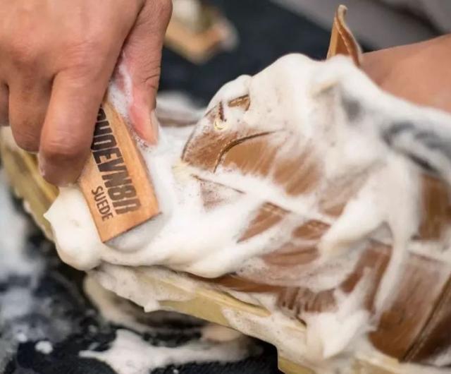 刷鞋用什么刷干净又不会黄,为什么用洗衣粉洗鞋子鞋面会发白