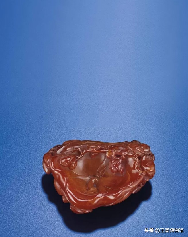 清乾隆时期琥珀蜜蜡雕刻摆件 (乾隆时期的琥珀鼻烟壶价值多少钱)