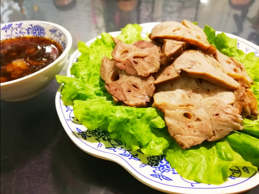 深夜郑州8男2女躲在花园路北环桥头，吃丹江翘嘴鲌，喝方城木瓜酒