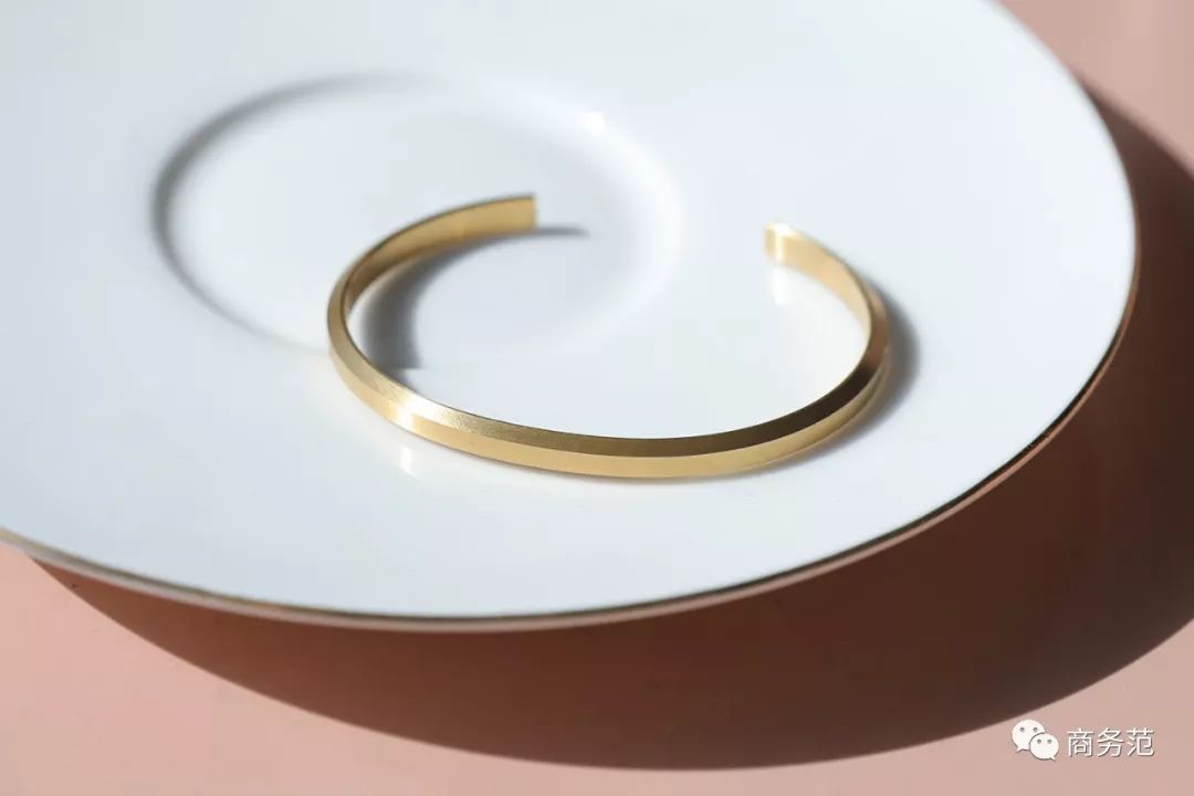瑞典皇家配饰品牌，几百块戴出万元质感，金色手镯男女戴都好看